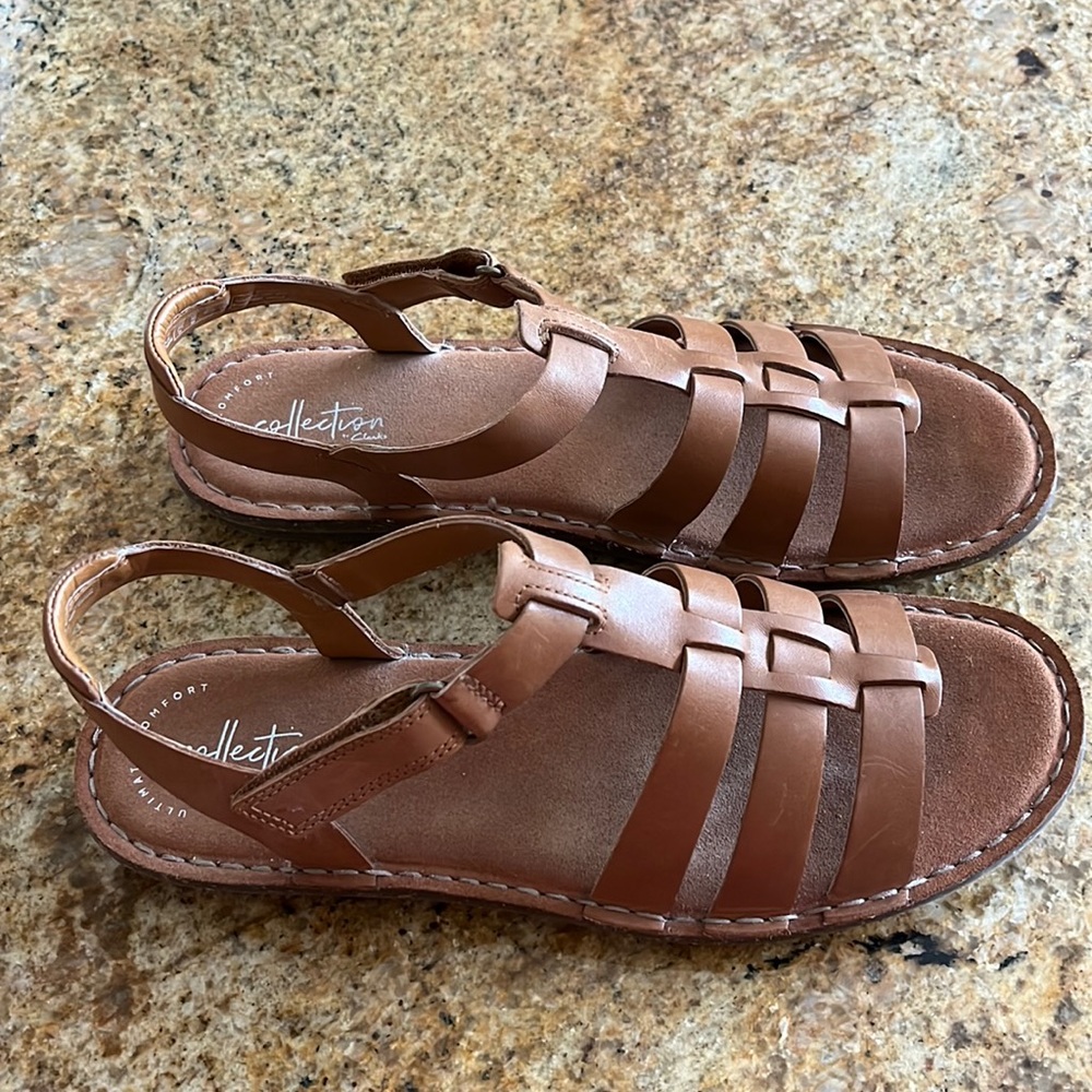 Clark’s Collection Tan leather strappy sandals size 10
